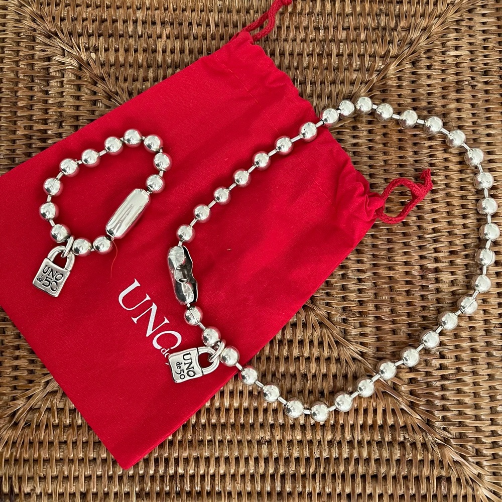 Uno de 50 necklace and bracelet “copito de nieve” . Silver